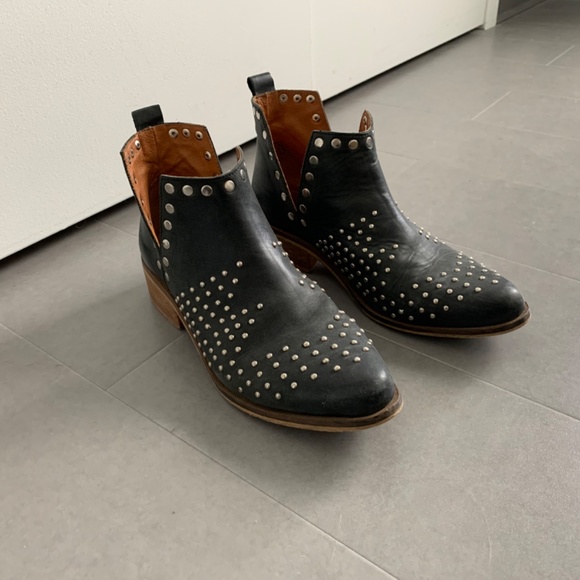 boots - Picture 2 of 3